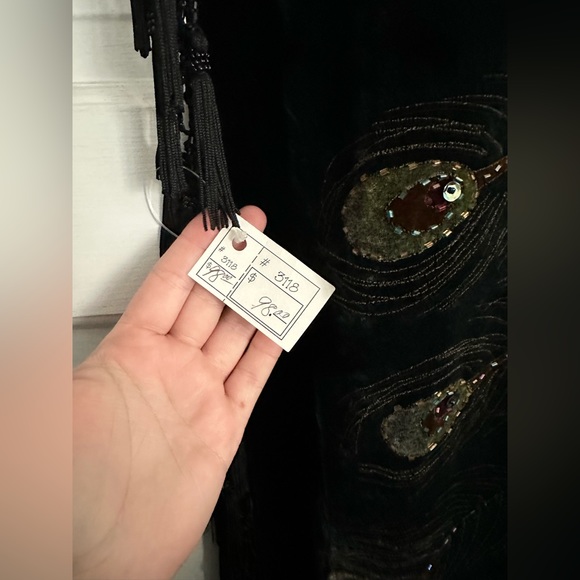 Shall, opera-fancy, textured, peacock design. - Picture 5 of 10